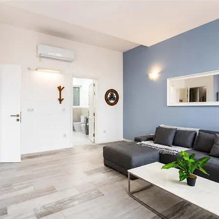 דירה Bnbnova - Historic Penthouse *