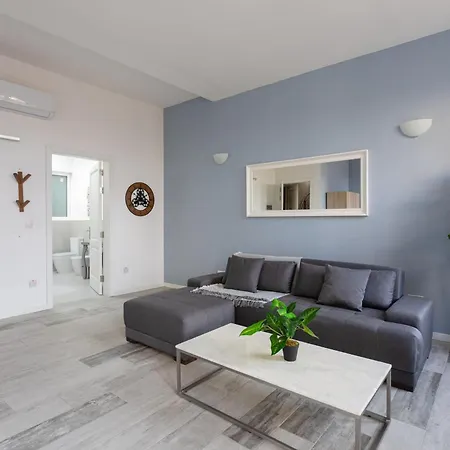 דירה Bnbnova - Historic Penthouse