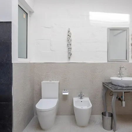 דירה Bnbnova - Historic Penthouse *