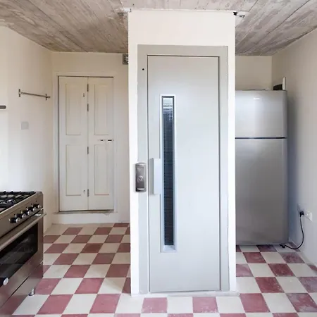 Bnbnova - Historic Penthouse דירה *